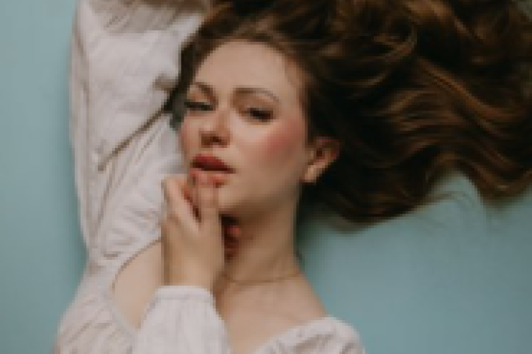 Profil succinct d'Abrege Soeur, Controverse autour d'une influenceuse féministe et masculine sur TikTok